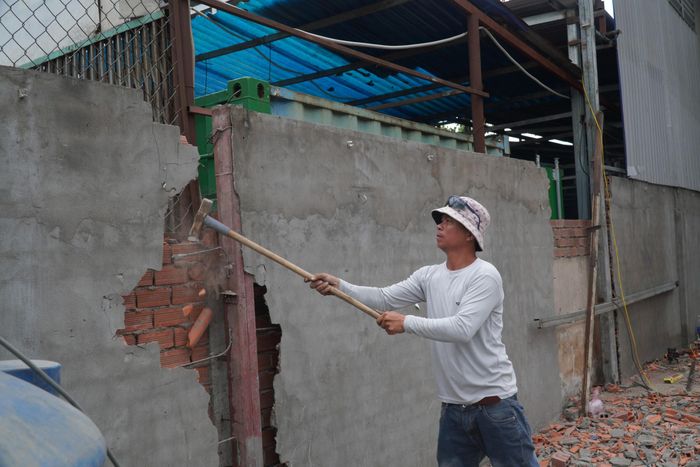 Công nhân khẩn trương phá dỡ các mảng tường, thu dọn vật liệu và giải phóng mặt bằng sau khi các hộ dân bàn giao nhà, đất. Nhiều căn nhà mặt tiền đã được tháo dỡ hoàn toàn, để lộ phần diện tích đất được thu hồi phục vụ dự án. Tại một số vị trí, ranh giới giải tỏa lùi sâu hàng chục mét so với hiện trạng, tạo khoảng trống khá lớn dọc tuyến đường.