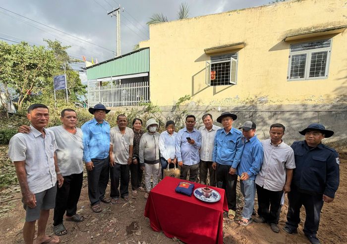 Thân nhân liệt sĩ Nguyễn Văn Minh có mặt tại khu vực lực lượng chức năng quy tập hài cốt.