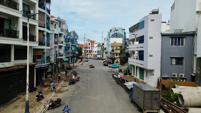 Thay vào đó, tuyến đường rộng rãi, khang trang đang dần lộ diện, với mặt đường, vỉa hè và các hạng mục hạ tầng được thi công đồng bộ. Những khu vực từng nhếch nhác bởi dòng kênh ô nhiễm nay đang có sự thay đổi rõ rệt, mở ra diện mạo mới cho khu vực cửa ngõ sân bay Tân Sơn Nhất.