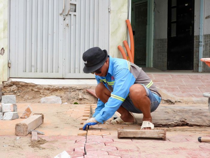 Trên công trường, máy móc và công nhân đang được huy động thi công liên tục các hạng mục. Nhiều đoạn tuyến đã dần hình thành mặt đường mới, trong khi hệ thống thoát nước, vỉa hè cũng được triển khai song song. 