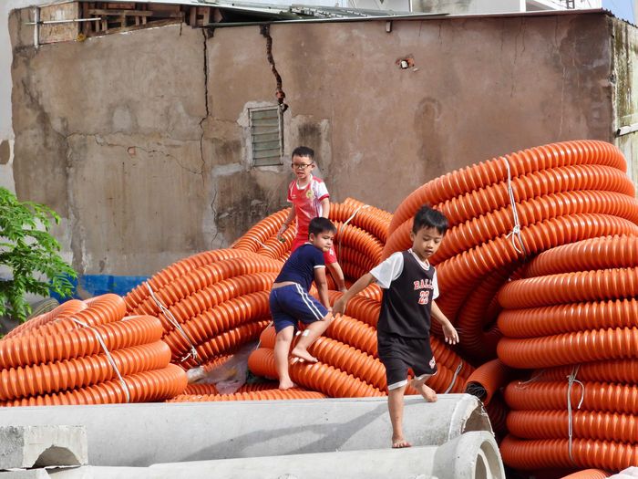 Các đơn vị thi công đang khẩn trương hoàn thiện từng hạng mục, từng bước đồng bộ hạ tầng trên tuyến, tạo diện mạo khang trang hơn so với trước đây. Do tuyến đường chưa hoàn thiện và còn khá thông thoáng, vào mỗi buổi chiều, khu vực này trở thành nơi vui chơi, sinh hoạt của nhiều trẻ em trong khu dân cư.