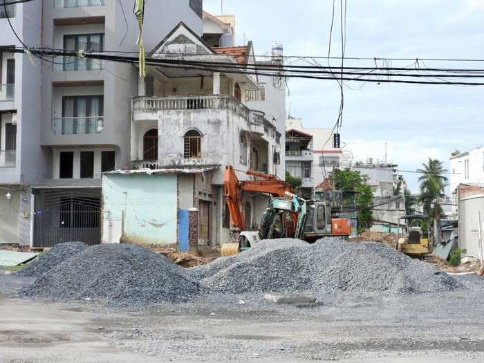 Dù vậy, mặt bằng vẫn là một trong những “điểm nghẽn” ảnh hưởng đến tiến độ dự án. Ông Lê Hữu Tuấn, Phó giám đốc Ban Quản lý dự án đầu tư xây dựng phường Tân Sơn Nhất, cho biết hiện còn 24 hộ dân chưa bàn giao mặt bằng do còn kiến nghị, phản ánh. 