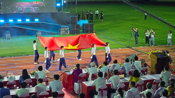 Khối rước Quốc kỳ diễu hành qua lễ đài.