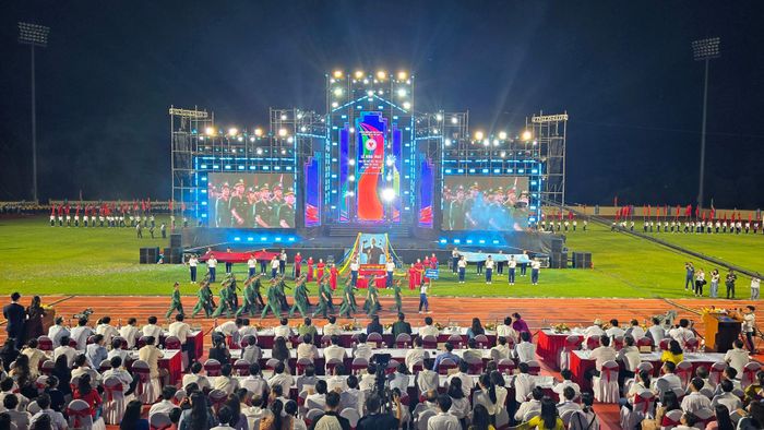 Đoàn vận động viên khối quân sự diễu hành qua lễ đài.