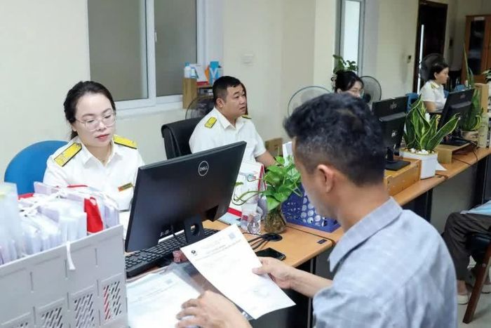 Hộ, cá nhân kinh doanh có thể thực hiện đăng ký thuế ngay trên hồ sơ khai thuế lần đầu mà không phải nộp hồ sơ đăng ký riêng như trước đây. Ảnh: Đức Thanh