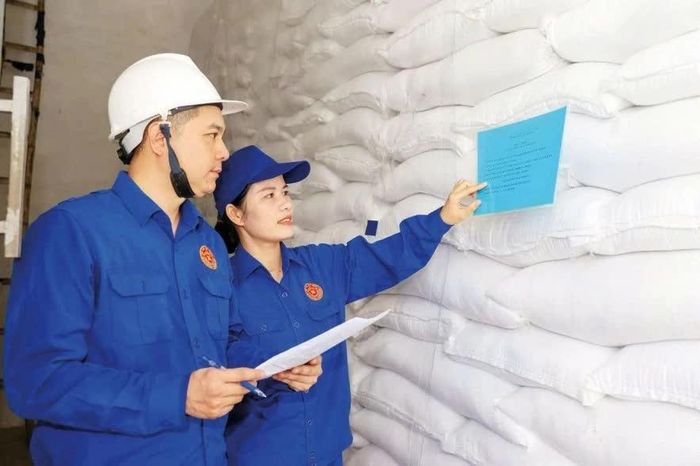 Thủ kho Kho dự trữ Nghi Lộc thuộc Điểm kho dự trữ ĐK3.KV8, Chi cục Dự trữ Nhà nước khu vực VIII kiểm tra chất lượng, số lượng gạo dự trữ quốc gia. Ảnh: Đức Thanh