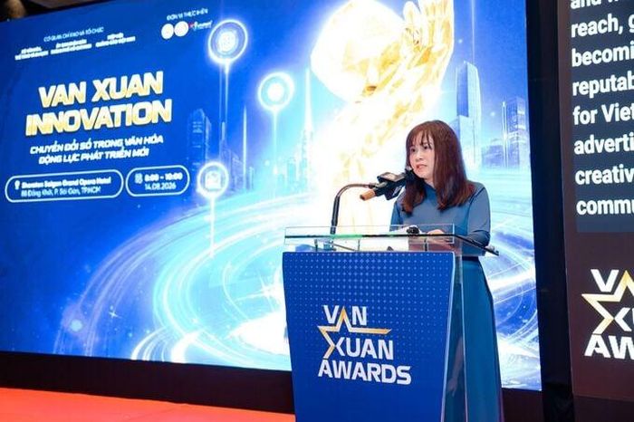  Bà Ninh Thị Thu Hương, Trưởng Ban Tổ chức Giải thưởng Quảng cáo Sáng tạo Việt Nam phát biểu tại sự kiện 