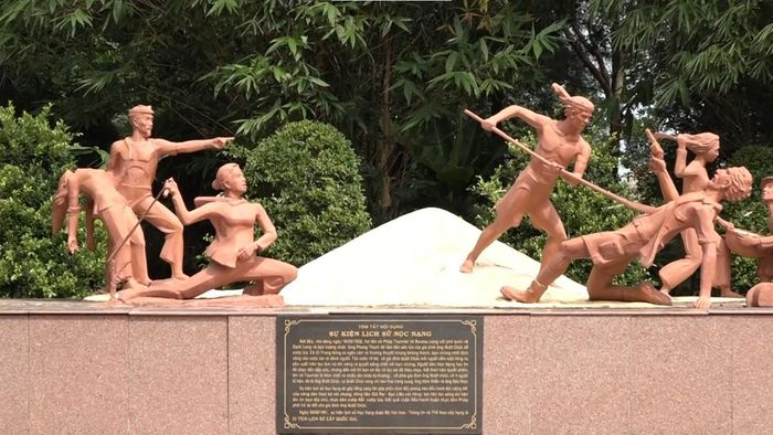 Cụm tượng tái hiện cuộc đối đầu của gia đình ông Mười Chức trên cánh đồng Nọc Nạng. Ảnh: Tường Quang