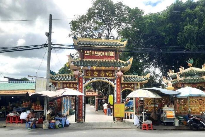 Miễu Mạch Nước – không gian tín ngưỡng dân gian gắn với dòng nước ngầm tự phun giữa vùng đất Đông Thạnh. Ảnh: Trường Vũ.