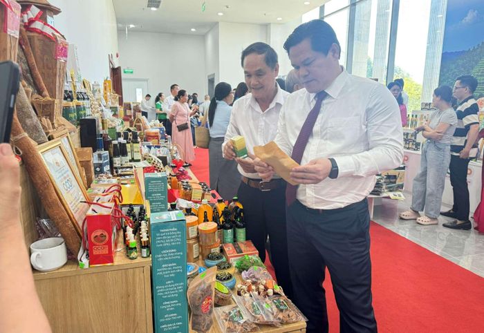 Tại diễn đàn, hoạt động kết nối thị trường được đặc biệt chú trọng. 4 doanh nghiệp phân phối liên vùng ký kết với 20 chủ thể OCOP, làng nghề; 4 doanh nghiệp du lịch ký kết với 10 doanh nghiệp lữ hành.