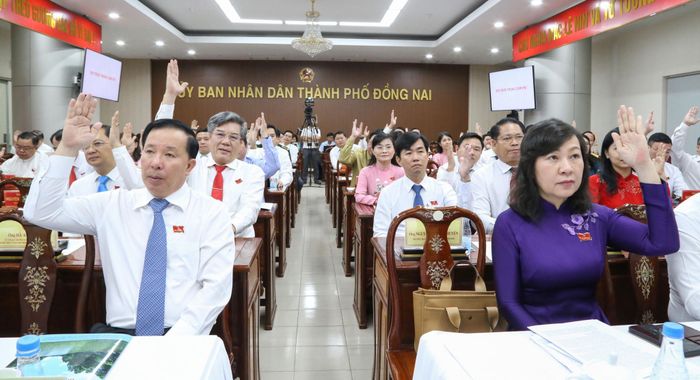 Các đại biểu biểu quyết thông qua nghị quyết tại Kỳ họp thứ Tư, HĐND thành phố Đồng Nai khóa I