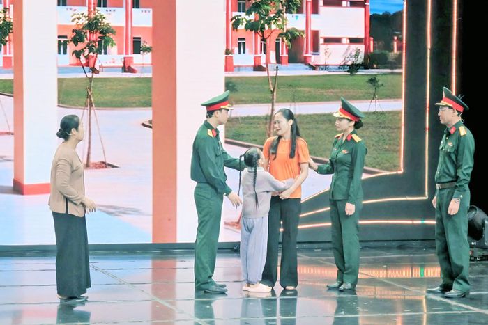 Tiểu phẩm “Vòng xoáy ma mị” chuyển tải những bài học pháp luật qua câu chuyện gia đình gần gũi, sinh động. Ảnh: Thanh Điểu