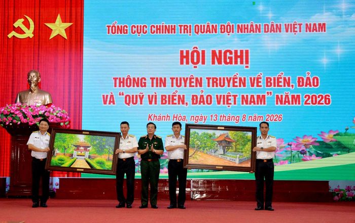 Thượng tướng Trương Thiên Tô trao quà lưu niệm tặng Vùng 4 Hải quân và Lữ đoàn Tàu ngầm 189. Ảnh: Hữu Huy