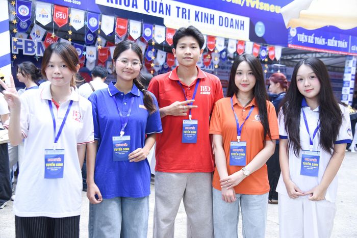 Sinh viên Đại học Kinh tế Quốc dân. Ảnh: Xuân Quý