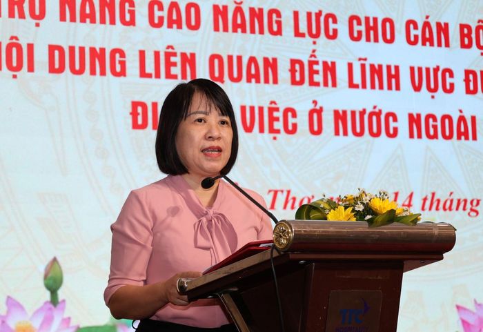 Phó Giám đốc Quản lý Quỹ hỗ trợ việc làm ngoài nước Nguyễn Thị Hoàng Lan phát biểu tại Hội nghị tập huấn về nâng cao năng lực tuyên truyền và các nội dung liên quan về công tác đưa lao động Việt Nam đi làm việc ở nước ngoài
