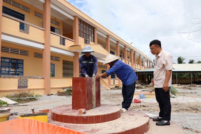 Công nhân tất bật thi công tại Trường THCS và THPT Vĩnh Bình Bắc để sớm bàn giao công trình cho nhà trường chuẩn bị đón năm học mới