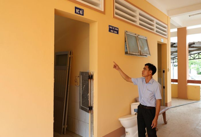 Khu nhà vệ sinh được sửa chữa, thay các thiết bị hư hỏng