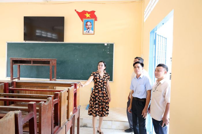 Hiệu trưởng Trường THCS và THPT Vĩnh Bình Bắc Lê Thị Mỹ Dung và lãnh đạo nhà trường rất vui mừng khi nhà trường đã khoác lên mình "chiếc áo mới", sẵn sàng chờ ngày khai giảng