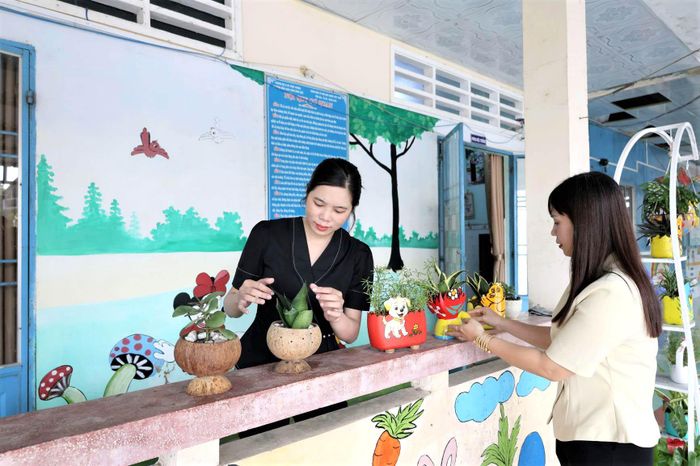 Các cô giáo Trường Mẫu giáo Vĩnh Bình Bắc kiểm tra lại cơ sở vật chất, trang trí lớp học và vệ sinh trường lớp để chuẩn bị đón năm học mới