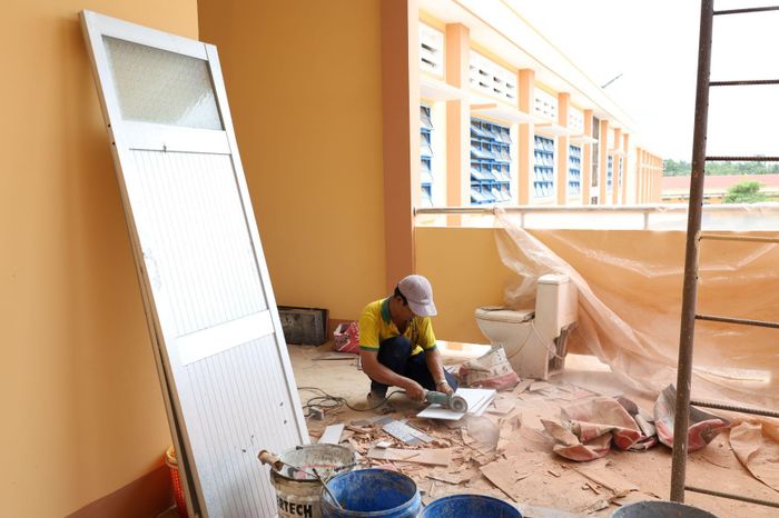 Công nhân khẩn trương làm việc