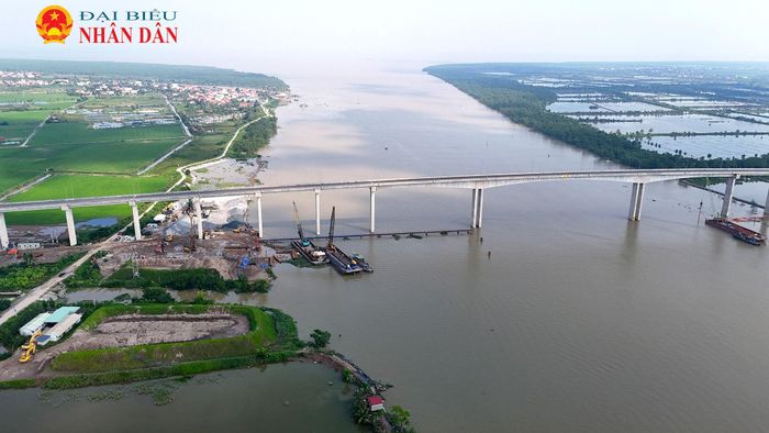 Việc thi công 2 trụ chính của cầu có chiều dài hơn 2km, trên sông rộng chỉ sau hơn 1 tháng khởi công được xem như kỳ tích trong thi công cầu