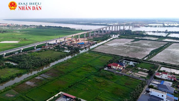 Dự án có tổng mức đầu tư hơn 2.000 tỷ đồng. Trong đó, ngân sách Trung ương 1.000 tỷ đồng; ngân sách thành phố 1.068 tỷ đồng. Thời gian thực hiện dự án từ năm 2026 -2028