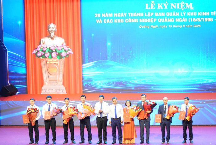Lãnh đạo tỉnh Quảng Ngãi trao giấy chứng nhận đầu tư cho các doanh nghiệp. Ảnh: TT
