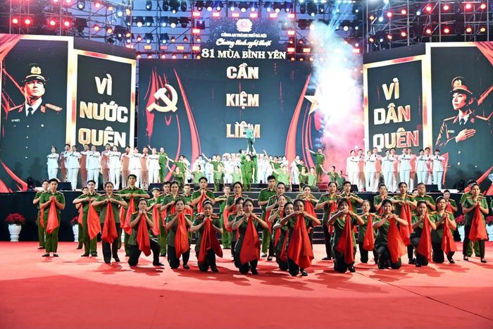 "81 mùa bình yên" không được kể theo lối liệt kê thành tích quen thuộc. Chương trình chọn cách kể một dòng chảy, đi từ mạch nguồn lịch sử, qua văn hóa, đến chính cuộc sống hôm nay