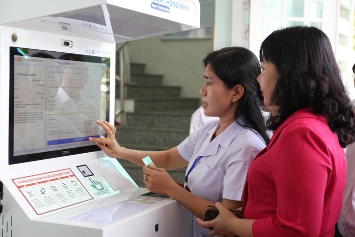 Từ khâu tiếp nhận bệnh nhân tại Kiosk bằng CCCD, bệnh nhân được phân luồng tự động vào phòng khám, sau đó bác sĩ khám bệnh, kê đơn thuốc... đều thể hiện trên môi trường số