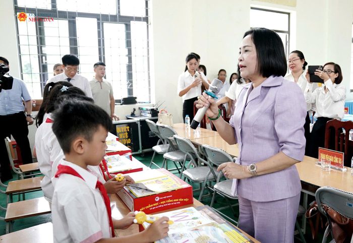 Phó Chủ tịch Quốc hội Nguyễn Thị Thanh hướng dẫn các em sử dụng bút chấm đọc tiếng Anh