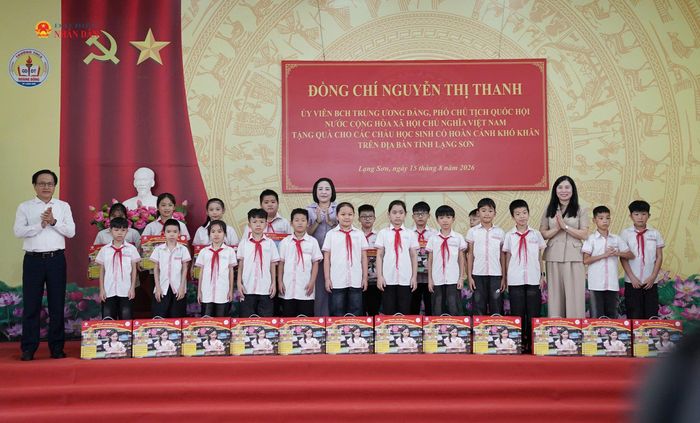 Phó Chủ tịch Quốc hội Nguyễn Thị Thanh tặng quà cho học sinh có hoàn cảnh khó khăn trên địa bàn tỉnh Lạng Sơn