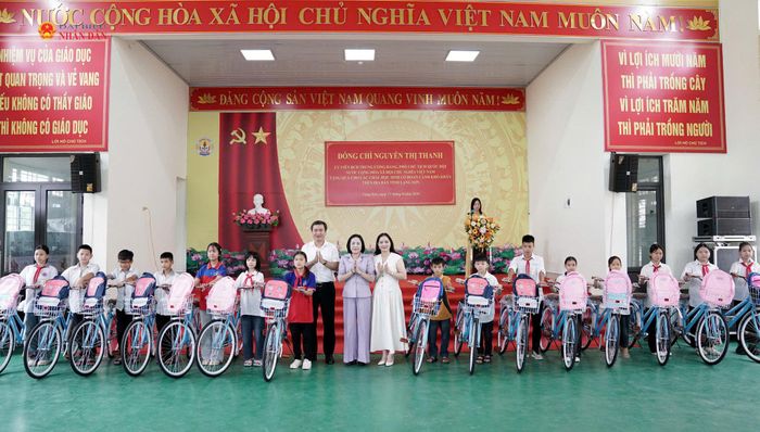 Phó Chủ tịch Quốc hội Nguyễn Thị Thanh trao tặng xe đạp cho học sinh có hoàn cảnh khó khăn trên địa bàn tỉnh Lạng Sơn
