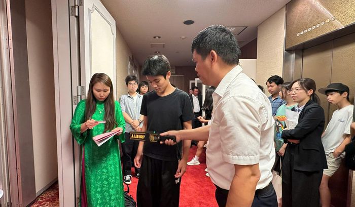Thí sinh làm thủ tục vào phòng thi. Ảnh: BTC