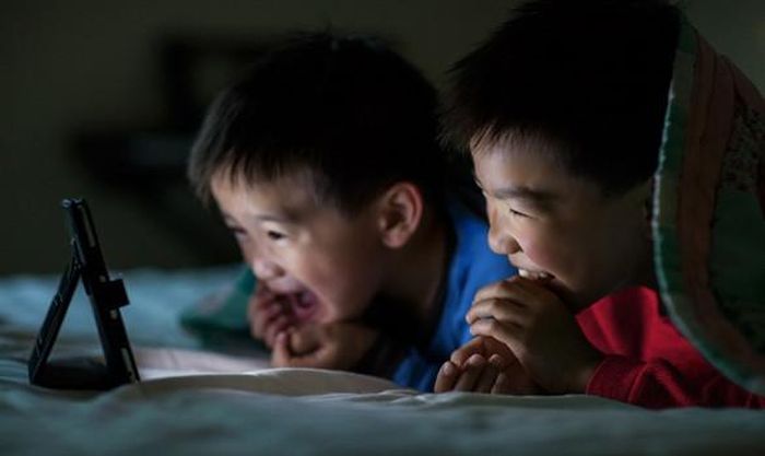 Việc tiếp xúc lặp đi lặp lại với những nội dung thô tục, bạo lực hoặc hành vi gây hấn có thể khiến trẻ rơi vào tình trạng "trơ lì cảm xúc". Ảnh minh họa