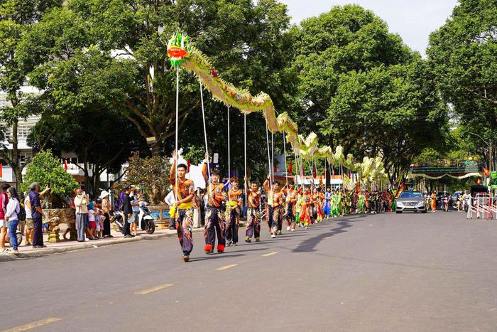 Hoạt động diễu hành trong khuôn khổ chương trình khai trương không gian check-in
