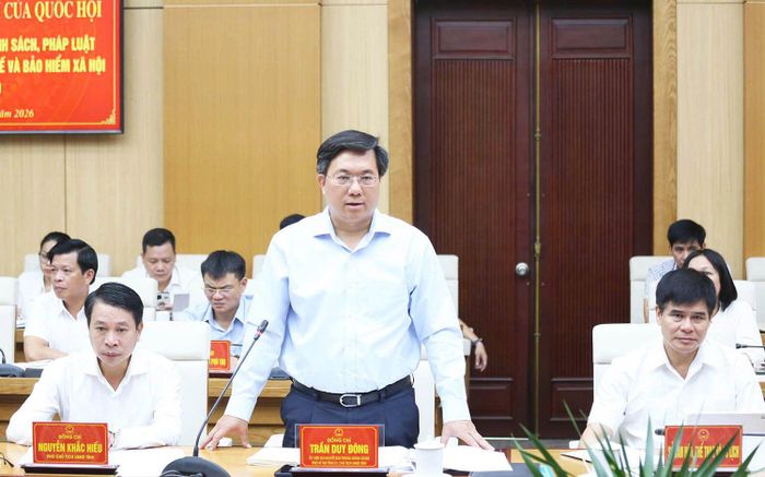 Chủ tịch Ủy ban nhân dân tỉnh Phú Thọ Trần Duy Đông đề nghị Quốc hội, Chính phủ tiếp tục quan tâm đối với những nhiệm vụ cần nguồn lực đầu tư lớn, có tác động lâu dài đến phát triển giáo dục, y tế, văn hóa và hệ thống an sinh xã hội