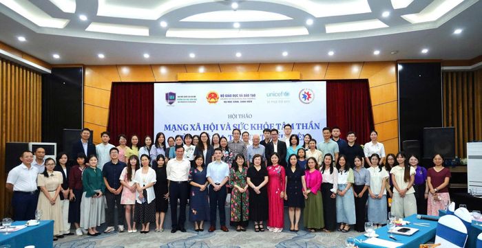 Các đại biểu chụp ảnh lưu niệm tại Hội thảo “Mạng xã hội và sức khỏe tâm thần của trẻ em, thanh thiếu niên: Một vấn đề cấp thiết cần hành động”