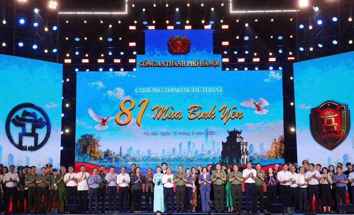 Các đại biểu chụp ảnh lưu niệm. Ảnh: TTXVN