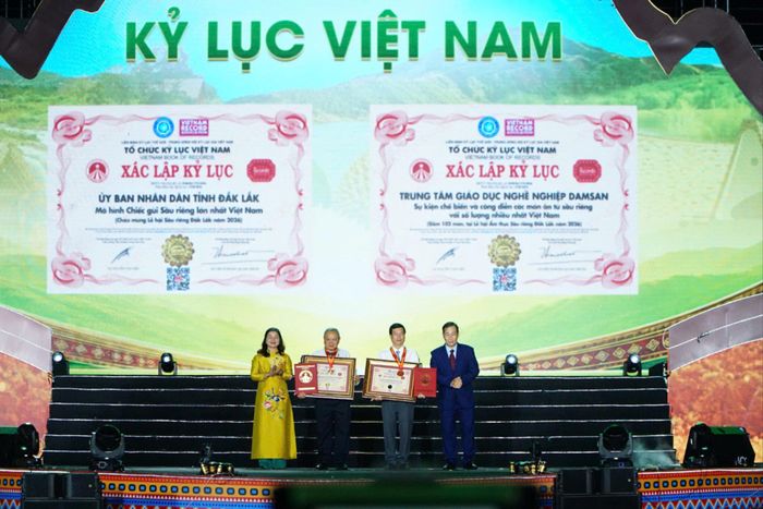 Ban tổ chức vinh danh 2 kỷ lục Việt Nam tại Lễ hội