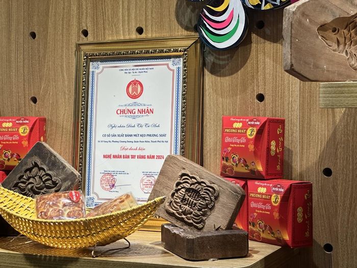 Những chiếc khuôn bánh trung thu cổ được trưng bày.