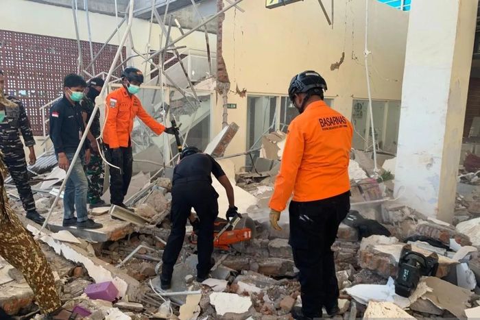 Cơ quan Tìm kiếm và Cứu nạn Quốc gia Indonesia thực hiện nhiệm vụ tại tỉnh Đông Nusa Tenggara sau trận động đất sáng 15/8. Ảnh: Antara News