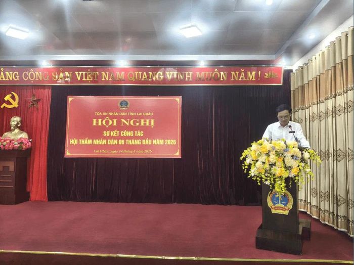 Đồng chí Nguyễn Xuân Hoà - Chánh án TAND tỉnh Lai Châu phát biểu tại Hội nghị sơ kết công tác HTND.