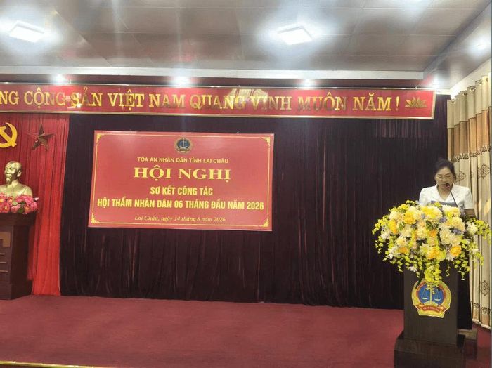 Đồng chí Lý Thị Tuyến - Trưởng Đoàn HTND báo cáo kết quả 6 tháng đầu năm 2026.