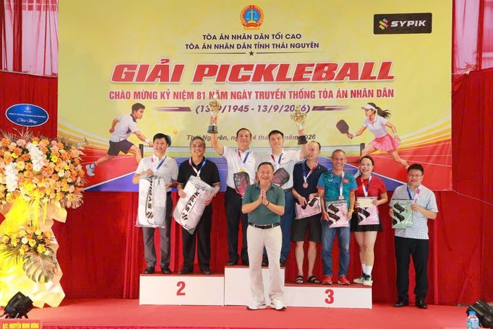Ông Hoàng Anh Trung - Ủy viên BCH Đảng bộ, Phó Bí thư chuyên trách Đảng ủy các cơ quan Đảng tỉnh Thái Nguyên trao giải cho các đội đạt thành tích cao của giải đấu.