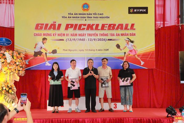 Ban tổ chức giải trao quà cho các vận động viên
