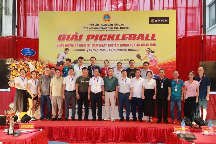 Các vận động viên tham gia thi đấu đạt giải cao chụp ảnh lưu niệm.