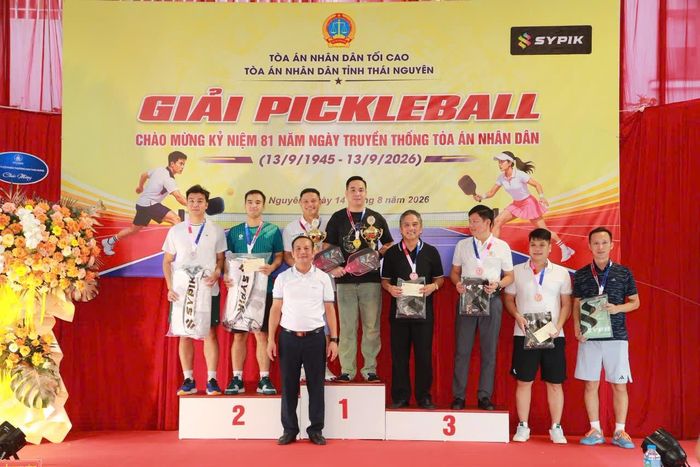 Chánh án TAND tỉnh Thái Nguyên Nguyễn Minh Hùng trao giải cho các đội đạt giải cao