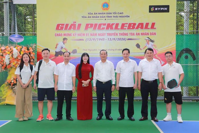 Chánh án TAND tỉnh Thái Nguyên Nguyễn Minh Hùng động viên các đội trước giờ vào sân.