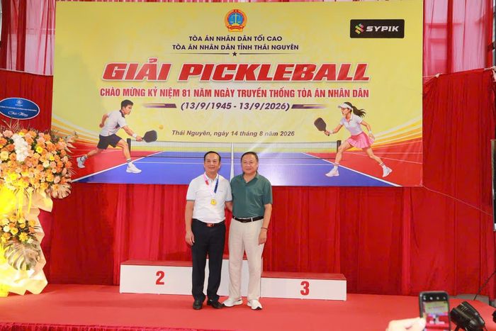 Ông Hoàng Anh Trung - Ủy viên BCH Đảng bộ, Phó Bí thư chuyên trách Đảng ủy các cơ quan Đảng tỉnh Thái Nguyên chụp ảnh lưu niệm cùng Chánh án TAND tỉnh Thái Nguyên.