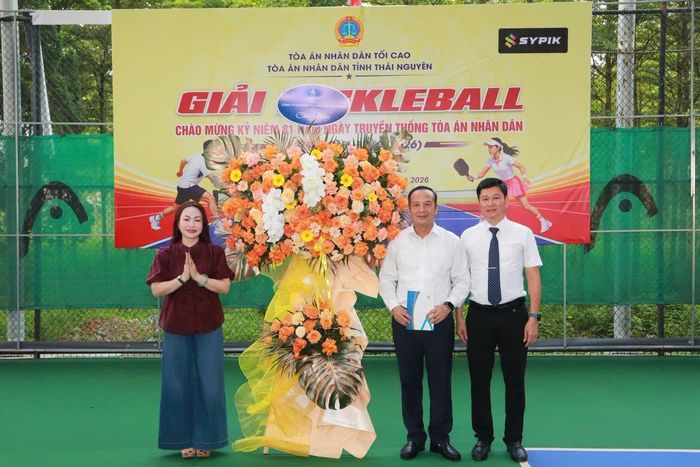 Đại diện đơn vị Công ty Cổ phần Thái Hưng tặng hoa chúc mừng giải đấu